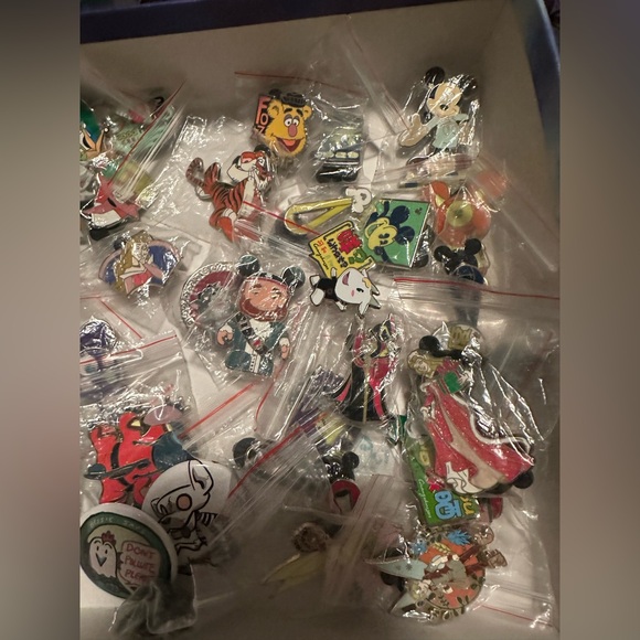 New 55+ Pc Disneyland & Mickey Mouse & Other Cartoon Character Pins Assorted Lot - Picture 7 of 11